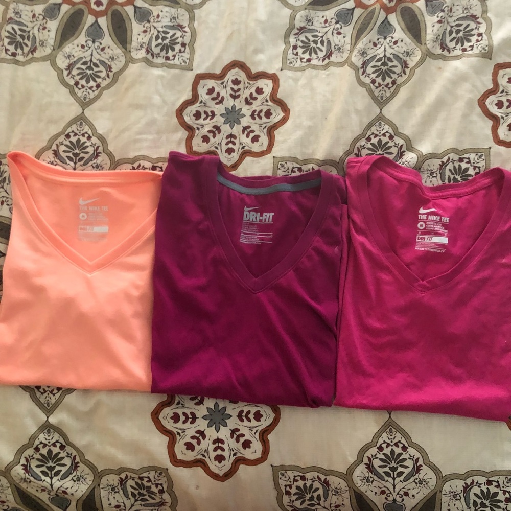 Nike medium v neck tops for BUNDLE